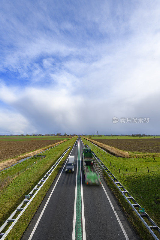 荷兰Overijssel N50高速公路上的交通在春季